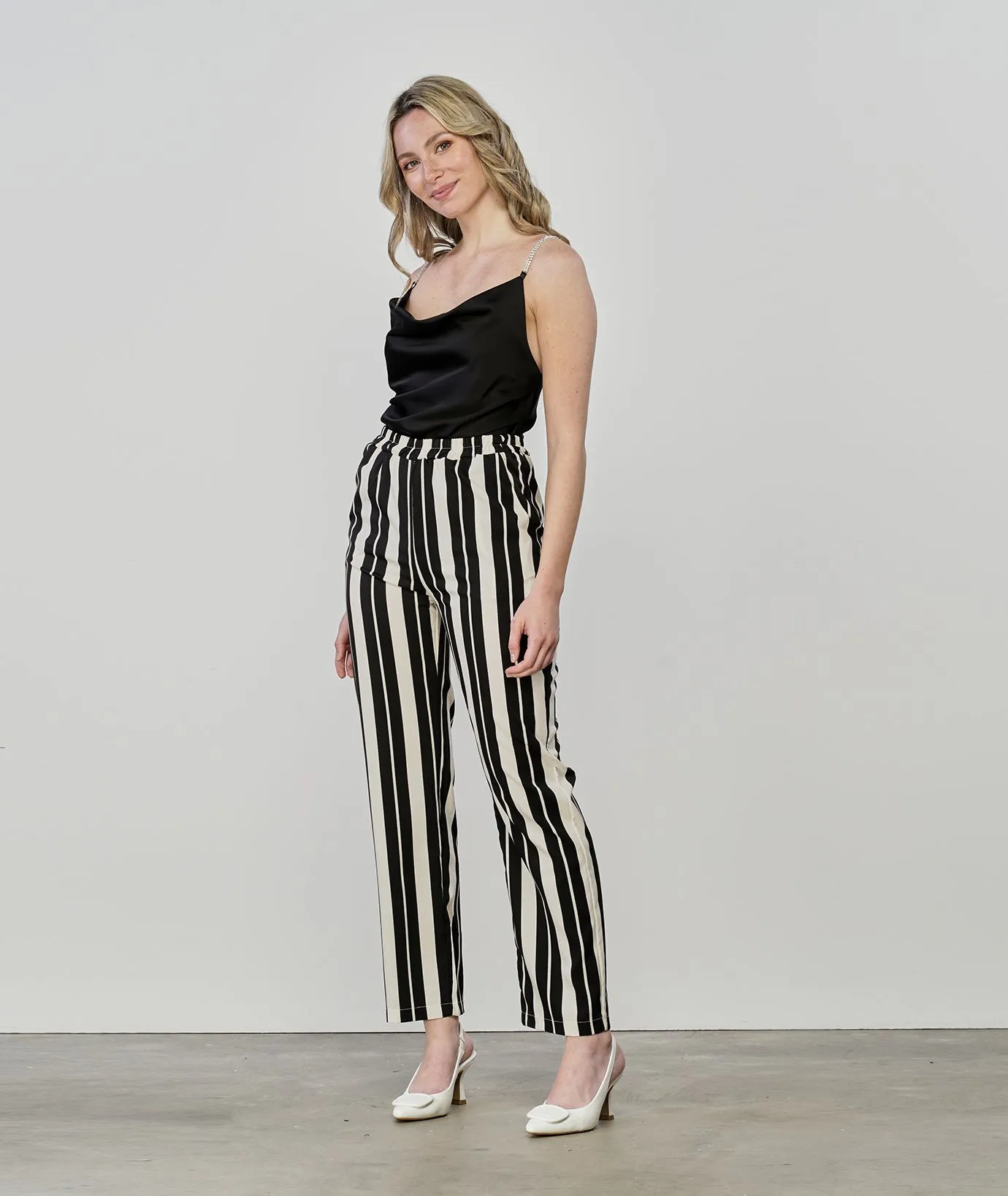 Pantaloni a righe bianchi e neri da donna